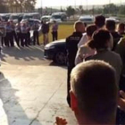 El mayor Josep Lluís Trapero es recibido con aplausos en la sede central de los Mossos.-EL PERIÓDICO