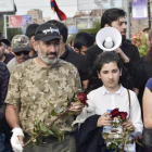 El líder opositor Nikol Pashinian (segundo por la izquierda) encabeza una marcha hacia el monumento de las víctimas del genocidio armenio, para conmemorar el 103 aniversario de la masacre, en Yereván, el 24 de abril.-/ AP / TIGRAN MEHRABYAN
