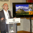 El presidente de la Diputación, Jesús Julio Carnero, presenta ayer la propuesta turística para Intur.-EL MUNDO