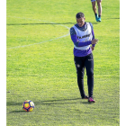 Raúl de Tomás observa pensativo un balón, durante el entrenamiento de ayer.-MIGUEL ÁNGEL SANTOS