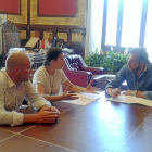 Rubén González y Soraya Mayo, de ATA, en la reunión que mantuvieron con el alcalde, óscar Puente.-El Mundo