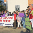 Cientos de personas durante la concentración ayer en Castrogonzalo para mostrar su rechazo a la muerte violenta de la joven.-ICAL