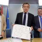 José Antonio de Santiago-Juárez, informa sobre la actualización de los mapas de ordenación del territorio y su último trámite, junto a María de Diego y Luis Miguel González Gago.-ICAL
