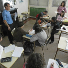 Imagen de archivo de un profesor y sus alumnos en el transcurso de una clase en un instituto de Valladolid. -E. M.