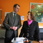 El secretario general de la Consejería de la Presidencia, José Manuel Herrero; junto a la presidenta de AERCYL (Asociación de Emigrantes Retornados en Castilla y León), Francisca Cabello, antes de la reunión-ICAL