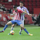 Kiko Olivas intenta frenar a Jony en el Sporting-Valladolid de la pasada temporada.-PHOTO-DEPORTE