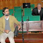 José María Ruiz-Mateos Rivero, ayer en el  banquillo de Penal 1 de Valladolid con su procurador, Luis Antonio Díez-Astrain, detrás-J. M. LOSTAU