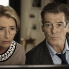 Emma Thompson y Pierce Brosnan, en una escena de 'Un golpe brillante'.-