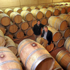Mariano (d) y Eduardo García en la sala de barricas de la bodega Mauro.-Pablo Requejo