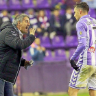 Paco Herrera habla con Juan Villar durante el partido frente al Mirandés.-J.M.LOSTAU