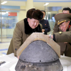 Kim Jong-un observa la recreación de la entrada en la atmósfera de un misil balístico.-KCNA / REUTERS