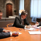 Carles Puigdemont y Oriol Junqueras reciben la notificación del TSJC.-JORDI BEDMAR