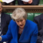 May, durante el debate sobre la moción de censura celebrado contra ella en el Parlamento británico, en la Cámara de los Comunes, este miércoles.-AFP / MARK DUFFY
