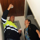 Un operario le enseña a Pilar Onecha como funciona el detector de humos colocado en el techo-Ical