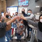 El Café Bar Menfis en Cigales, en la provincia de Valladolid, celebra el segundo premio de la Lotería de El NIño. / EL MUNDO.
