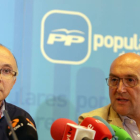 El presidente y el secretario general del PP de Valladolid, Ramiro Ruiz Medrano (I) y Jesús Julio Carnero, durante la rueda de prensa ofrecida en Valladolid-ICAL