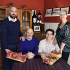 Agustín y Esther, fundadores del negocio, junto a sus actuales responsables, Sergio y Noelia, con varias piezas de vacuno.-ARGICOMUNICACIÓN