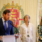 El alcalde de Valladolid, Óscar Puente (I), Nuria González, de UGT (3I), Ángela de Miguel, de CVE (2D), Gonzalo Franco, de CCOO (2I), y Antonio Gato, concejal de Hacienda, durante la firma de la II Estrategia Integrada Local de Empleo y Política Social-RUBÉN CACHO / ICAL