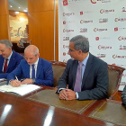Largo y Caramanzana firman el convenio en presencia del embajador  de la Indial y la concejala Ana Redondo.-EM