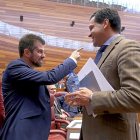 Los portavoces socialista, Luis Tudanca, y ‘popular’, Raúl de la Hoz, conversan en el Hemiciclo.-ICAL