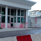 Miembros del grupo anarquista griego Rubicon lanzaron botellas y globos rellenos de pintura roja contra la embajada estadounidense en Atenas  en lo que calificaron de accion  contra el imperialismo americano  y en solidaridad con Siria.-EFE / PANTELIS SAITAS