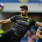 Diego Costa rematando un balón durante el partido Chelsea-Everton.-EFE / PETER POWELL