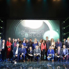 Foto de familia de galardonados y patrocinadores de los ‘Premios Surcos’ tras la gala celebrada ayer en el Teatro Castilal de Arévalo .-ICAL