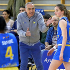 Chuchi Fernández arenga a sus jugadoras desde la banda-J.M.LOSTAU