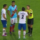 El colegiado del Vélez-Arsenal pita la pena máxima a favor del Vélez y expulsa a un jugador del Arsenal, pero después da marcha atrás por recomendación del asistente.-
