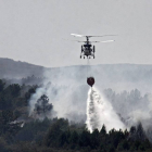 Un helicóptero arroja agua sobre el incendio en la cercanías de Palaciosmil (León)-Ical