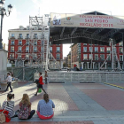 El escenario de la Plaza Mayor durante su instalación el jueves por la tarde-J. M. Lostau