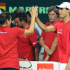 Nadal celebra con la capitana Conchita Martínez el triunfo de Ferrer en la eliminatoria con la India-SAJJAD HUSSAIN / AFP