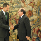 El rey Felipe VI recibe al presidente de la Junta, Juan Vicente Herrera, dentro de la ronda de reuniones que mantiene con todos los dirigentes autonómicos-Ical