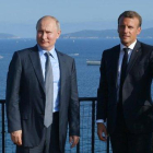 Macron y Putin durante el encuentro de hoy en la residencia veraniega del presidente francés.-AP / ALEXEI DRUZHININ