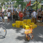 Cajas de Glovo en llamas para protestar por los derechos de los riders .-LIDIA CAMINERO