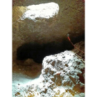 Montículo de huesos humanos iluminado por la zarcera de la bodega de ‘los Alfredos’, a 10 metros bajo tierra.-E. M.