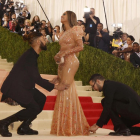 Beyoncé Knowles, con brillos de silicona en nude, se deja colocar el vestido de látex.-LUCAS JACKSON / REUTERS