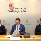 José Ángel Arranz, presenta, con sus homólogos de Asturias, Manuel Calvo Temprano (I) y Cantabria, Antonio Lucio Calero (D),-ICAL