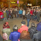 Asamblea informativa de la Asociación de Vecinos Pilarica en la plaza de Rafael Cano ayer por la noche.-J.M. Lostau