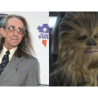 Peter Mayhew junto a su caracterización como Chewbacca en Star Wars.-