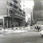 Calle Cervantes de Valladolid en obras con peatones y un agente de la policía municipal en 1970 - ARCHIVO MUNICIPAL DE VALLADOLID