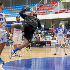 Lorasque se  dispone a lanzar desde los seis metros.-Photo-deporte
