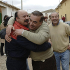 Un vecino abraza al panadero de Villardefrades.-J.M.LOSTAU