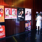 Un grupo de mujeres adquiere entradas para espectáculos en el Teatro José Zorrilla-Ical