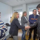 La procuradora de Ciudadanos Belén Rosado saluda al presidente del comité de empresa de Nissan, Rubén Zazo.-ICAL