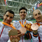 Los españoles Alfonso Cabello Llamas (c), Amador Granados Alkorta (d) y Eduardo Santas Asensio (i) posan con sus medallas de bronce luego de ganar el tercer lugar hoy-EFE/Mikael Helsing