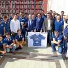 Jugadores, cuerpo técnico y directivos del VRAC Quesos Entrepinares, ayer en el balcón del Ayuntamiento junto al alcalde y concejales.-J. M. LOSTAU