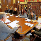 Reunión de la Consejo del Diálogo Social celebrada ayer en Alcaldía entre los sindicatos, la patronal y el Ayuntamiento.-E. M.