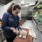 La chef Palmira Soler del restaurante 5 Gustos de Valladolid preparando una receta de espárragos. Su local participa en la Ruta del Espárrago de la capital.-M.A. SANTOS