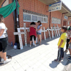 Imagen de la protesta de los vecinos de Barruelo de Santullán a la puerta del centro de Aguilar de Campoo.-ICAL